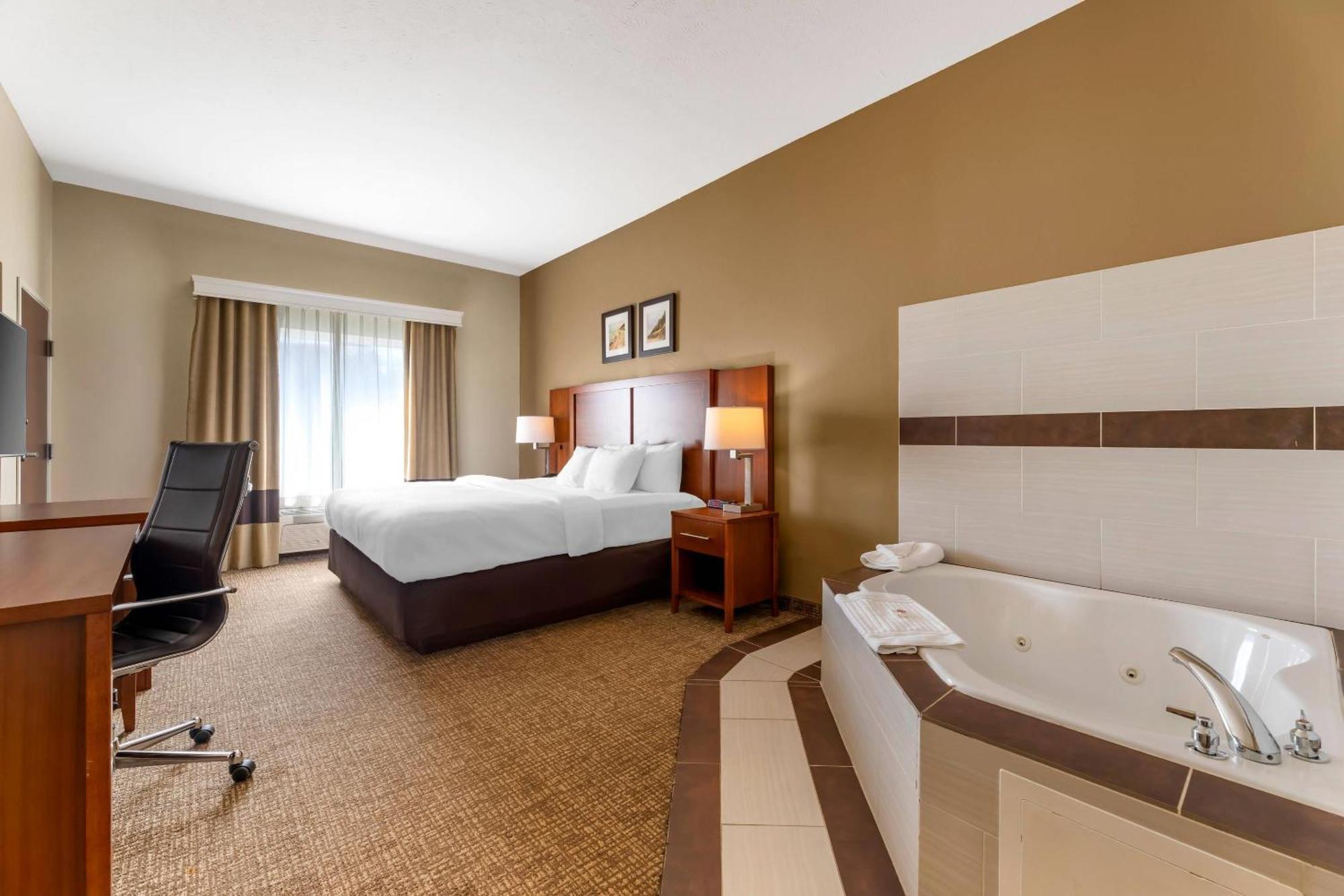 Hotel Comfort & Near Indiana Dunes 2*