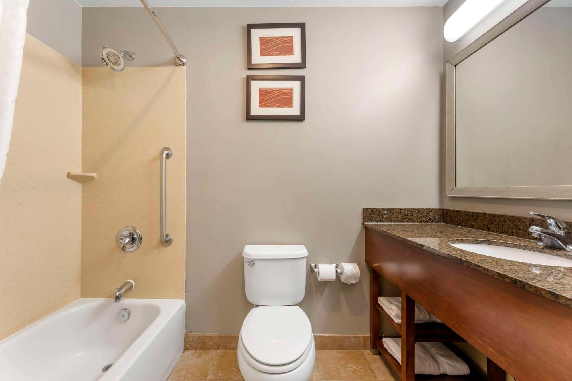 Hotel Comfort & Near Indiana Dunes Porter