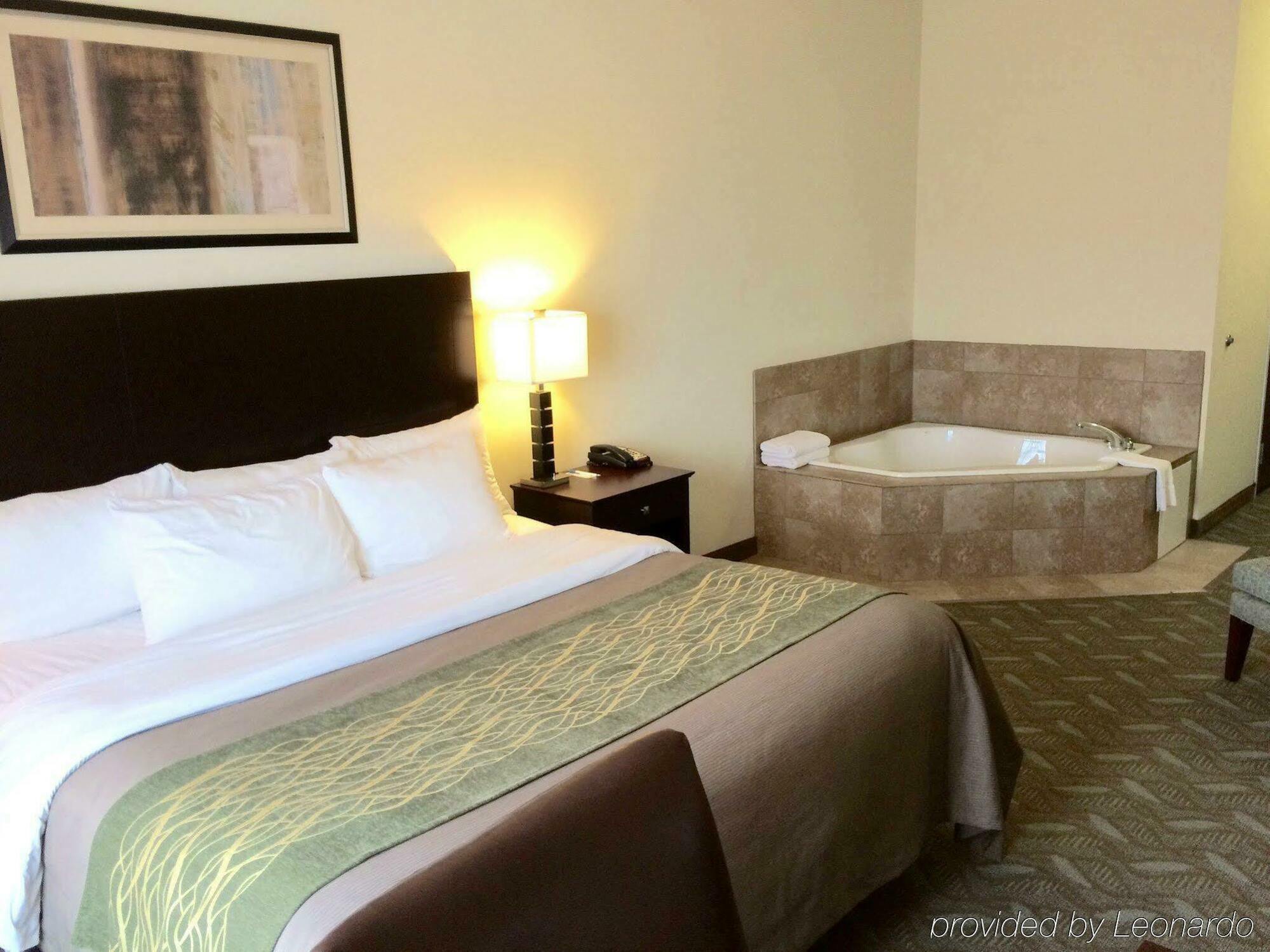 Hotel Comfort & Near Indiana Dunes 2*